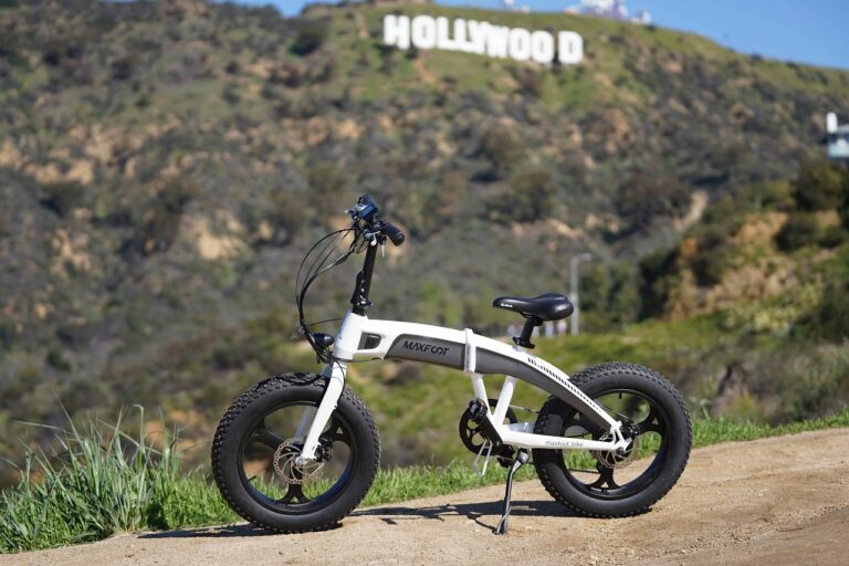 Elektrofahrrad auf einem Pfad mit Hollywood-Zeichen im Hintergrund.