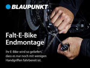 Hände justieren die Kette an einem Falt-E-Bike, aufgenommen aus der Nähe.