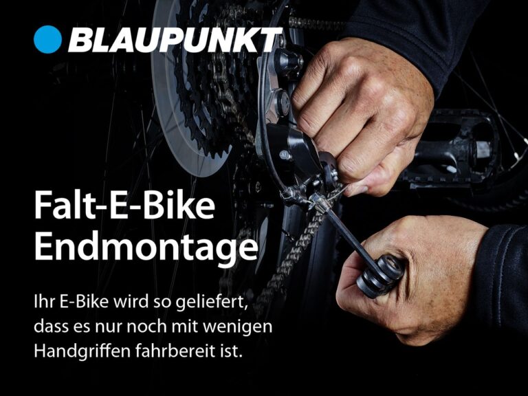 Hände justieren die Kette an einem Falt-E-Bike, aufgenommen aus der Nähe.