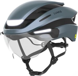 Fahrradhelm mit LED-Lichtern und Visier in grauer Farbe vor weißem Hintergrund.