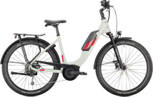 Weißes E-Bike mit Mittelmotor, Scheibenbremsen und Gepäckträger seitlich betrachtet