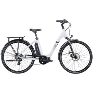 Weißes Elektrofahrrad mit mittlerem Rahmen auf weißem Hintergrund.