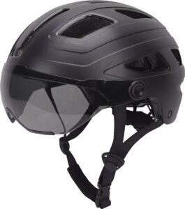 Schwarzer Fahrradhelm mit Visier und Belüftungsöffnungen seitlich fotografiert.