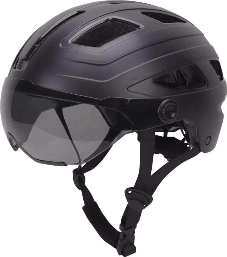 Schwarzer Fahrradhelm mit Visier und Belüftungsöffnungen seitlich fotografiert. Schwarzer Fahrradhelm mit Visier und Belüftungsöffnungen seitlich fotografiert.