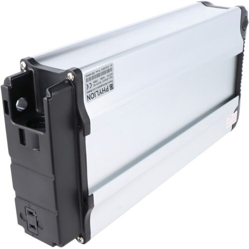 Silberfarbenes Lithium-Ionen-E-Bike-Batteriemodul mit schwarzen Gehäusekanten und Anschlussbuchse.