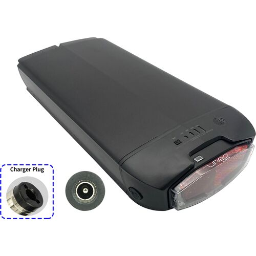 Schwarze E-Bike-Batterie mit integriertem Rücklicht und Ladeanschluss in Nahaufnahme.