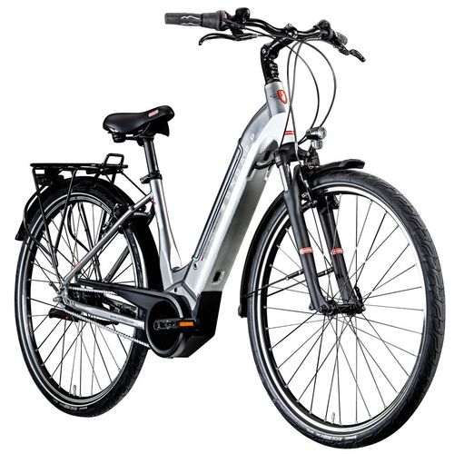 Silbernes E-Bike mit schwarzem Gepäckträger und Schutzblechen auf weißem Hintergrund. Silbernes E-Bike mit schwarzem Gepäckträger und Schutzblechen auf weißem Hintergrund.