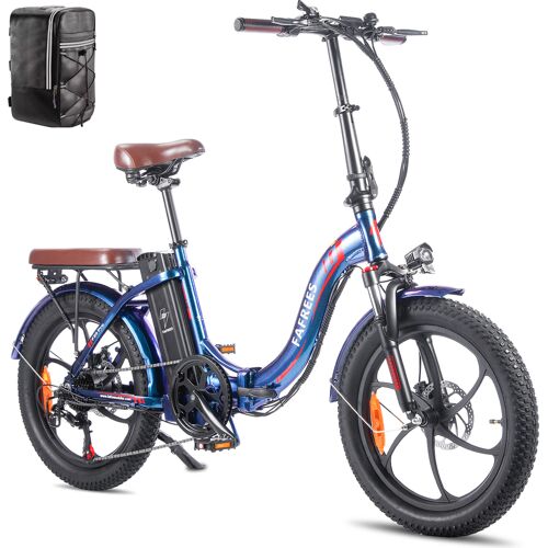 Blaues faltbares E-Bike mit dickeren Reifen und schwarzem Rucksack im Hintergrund. Blaues faltbares E-Bike mit dickeren Reifen und schwarzem Rucksack im Hintergrund.