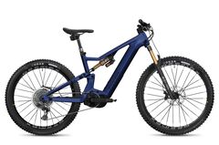Blaues E-Mountainbike mit dicken Reifen und elektrischem Antrieb vor weißem Hintergrund.