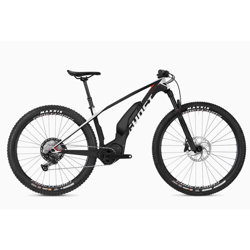 Schwarzes Mountainbike mit Elektroantrieb und breiten Reifen auf weißem Hintergrund.