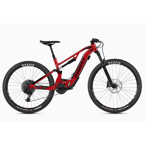 Rotes E-Mountainbike mit robustem Rahmen und großen Reifen vor weißem Hintergrund.