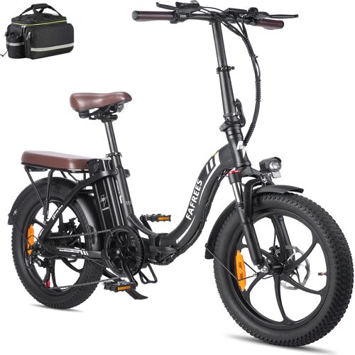 Schwarzes E-Bike mit dickeren Reifen und braunem Sattel vor weißem Hintergrund. Schwarzes E-Bike mit dickeren Reifen und braunem Sattel vor weißem Hintergrund.