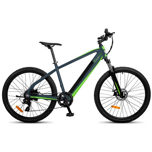 Schwarzes und grünes Mountainbike mit Elektromotor und dicken Reifen auf weißem Hintergrund. Schwarzes und grünes Mountainbike mit Elektromotor und dicken Reifen auf weißem Hintergrund.