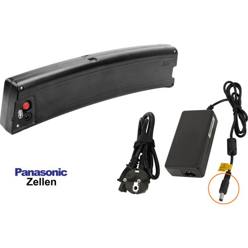 Schwarzer Fahrradakku mit Ladegerät und Netzkabel, Panasonic-Logo sichtbar. Schwarzer Fahrradakku mit Ladegerät und Netzkabel, Panasonic-Logo sichtbar.