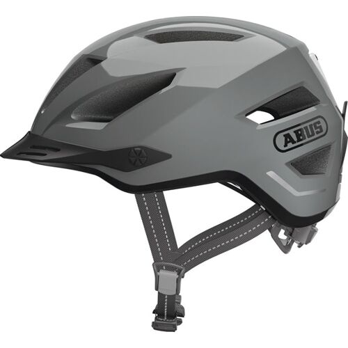 Grauer Fahrradhelm mit verstellbarem Kinnriemen und mehreren Lüftungsschlitzen.
