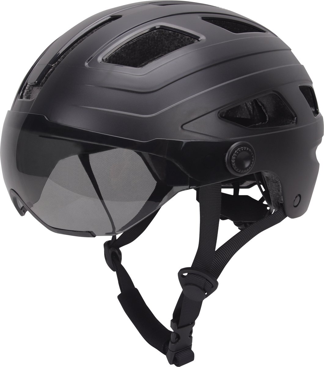 Schwarzer Fahrradhelm mit Visier und Belüftungsöffnungen seitlich fotografiert.