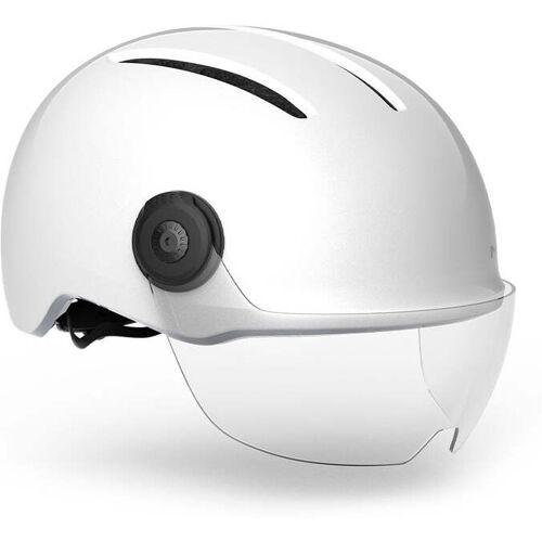 Weißer Fahrradhelm mit integriertem Visier.