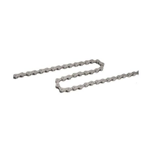 Eine silberne Fahrradkette liegt in einer leicht gebogenen Form auf weißem Hintergrund.