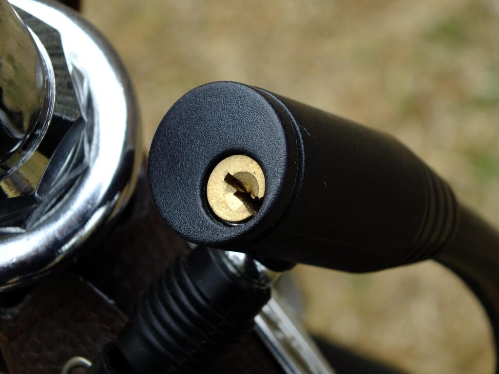 Nahaufnahme eines schwarzen Fahrradschlosses mit goldfarbenem Schlosszylinder.