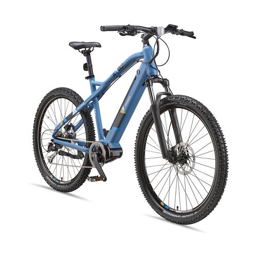 Blaues Mountainbike mit Elektromotor und grobstolligen Reifen auf weißem Hintergrund. Blaues Mountainbike mit Elektromotor und grobstolligen Reifen auf weißem Hintergrund.