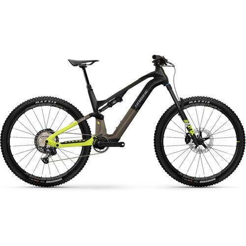 Modernes Mountainbike mit robustem Rahmen und grobstolligen Reifen vor neutralem Hintergrund.