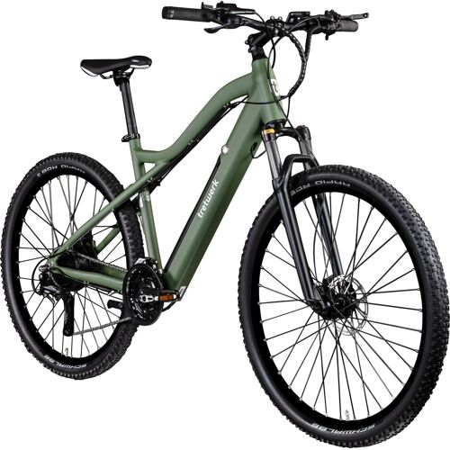Grünes Mountainbike mit breiten Reifen und Shimano-Komponenten vor weißem Hintergrund. Grünes Mountainbike mit breiten Reifen und Shimano-Komponenten vor weißem Hintergrund.