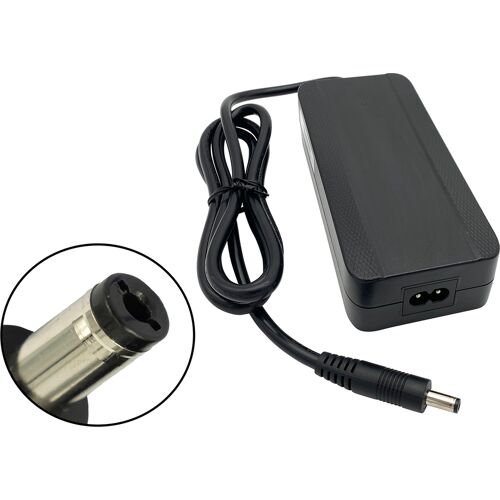 Schwarzes Netzteil mit Kabel und Stecker, Nahaufnahme des Anschlusses.