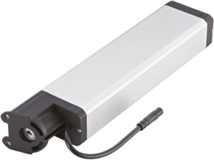 Silberner elektrischer Linearantrieb mit Anschlusskabel auf weißem Hintergrund.