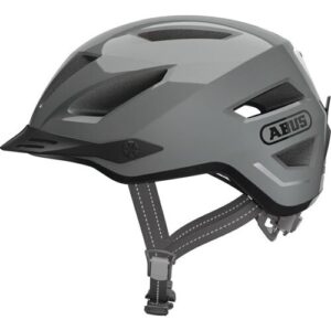 Grauer Fahrradhelm mit verstellbarem Kinnriemen und mehreren Lüftungsschlitzen.