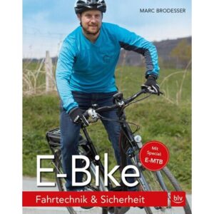 Person auf E-Bike mit blauer Jacke, Hintergrund zeigt Wiese und blauen Himmel.