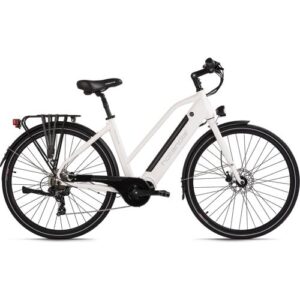 Weißes E-Bike mit Gepäckträger und Elektroantrieb auf weißem Hintergrund.