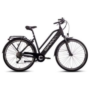 Schwarzes E-Bike mit Gepäckträger und schmalen Reifen auf weißem Hintergrund.