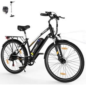 Schwarzes E-Bike mit Zubehör auf weißem Hintergrund.