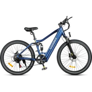 Blaues Elektrofahrrad mit robustem Rahmen und breiten Reifen auf weißem Hintergrund.