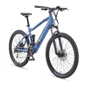 Blaues Mountainbike mit Federung und dicken Reifen auf weißem Hintergrund.