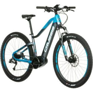 Blaues Crussis E-Mountainbike mit robusten Reifen und Scheibenbremsen.