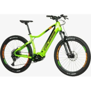 Grün-schwarzes E-Mountainbike von Crussis mit robustem Rahmen und breiten Reifen.
