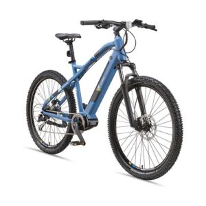 Blaues Mountainbike mit Elektromotor und grobstolligen Reifen auf weißem Hintergrund.