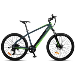 Schwarzes und grünes Mountainbike mit Elektromotor und dicken Reifen auf weißem Hintergrund.