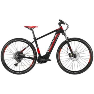 Schwarzes rotes E-Mountainbike mit dicken Reifen, stehend auf weißem Hintergrund.