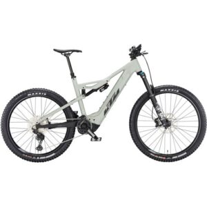 E-Mountainbike mit Maxxis-Reifen und robustem Rahmen vor weißem Hintergrund.