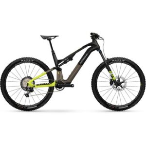 Modernes Mountainbike mit robustem Rahmen und grobstolligen Reifen vor neutralem Hintergrund.