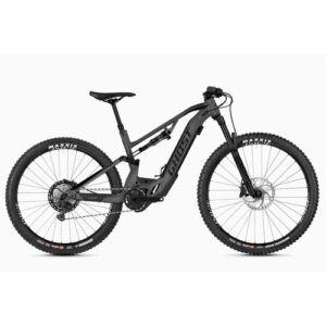 Schwarzes E-Mountainbike der Marke Ghost auf weißem Hintergrund.