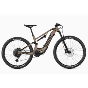 E-Bike in Beige mit vollem Federweg, hydraulischen Scheibenbremsen und breiten Reifen.