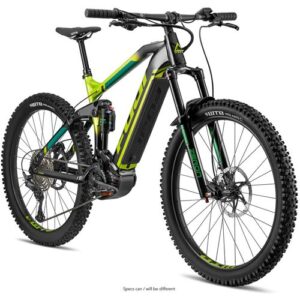 Schwarzes und grünes E-Mountainbike mit breiten Reifen auf weißem Hintergrund.