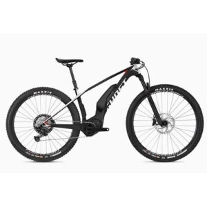 Schwarzes Mountainbike mit Elektroantrieb und breiten Reifen auf weißem Hintergrund.