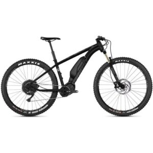 Schwarz glänzendes E-Mountainbike mit dicken Reifen und robustem Rahmen.