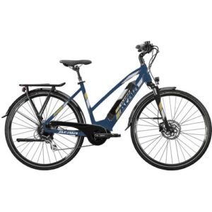 Blaues E-Bike mit Gepäckträger und Schutzblechen auf weißem Hintergrund.