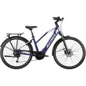 Blaues Elektrofahrrad mit Gepäckträger und Scheibenbremsen auf weißem Hintergrund.