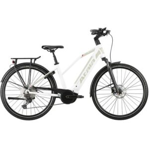 Weißes Elektrofahrrad mit schwarzem Rahmen und Gepäckträger auf weißem Hintergrund.